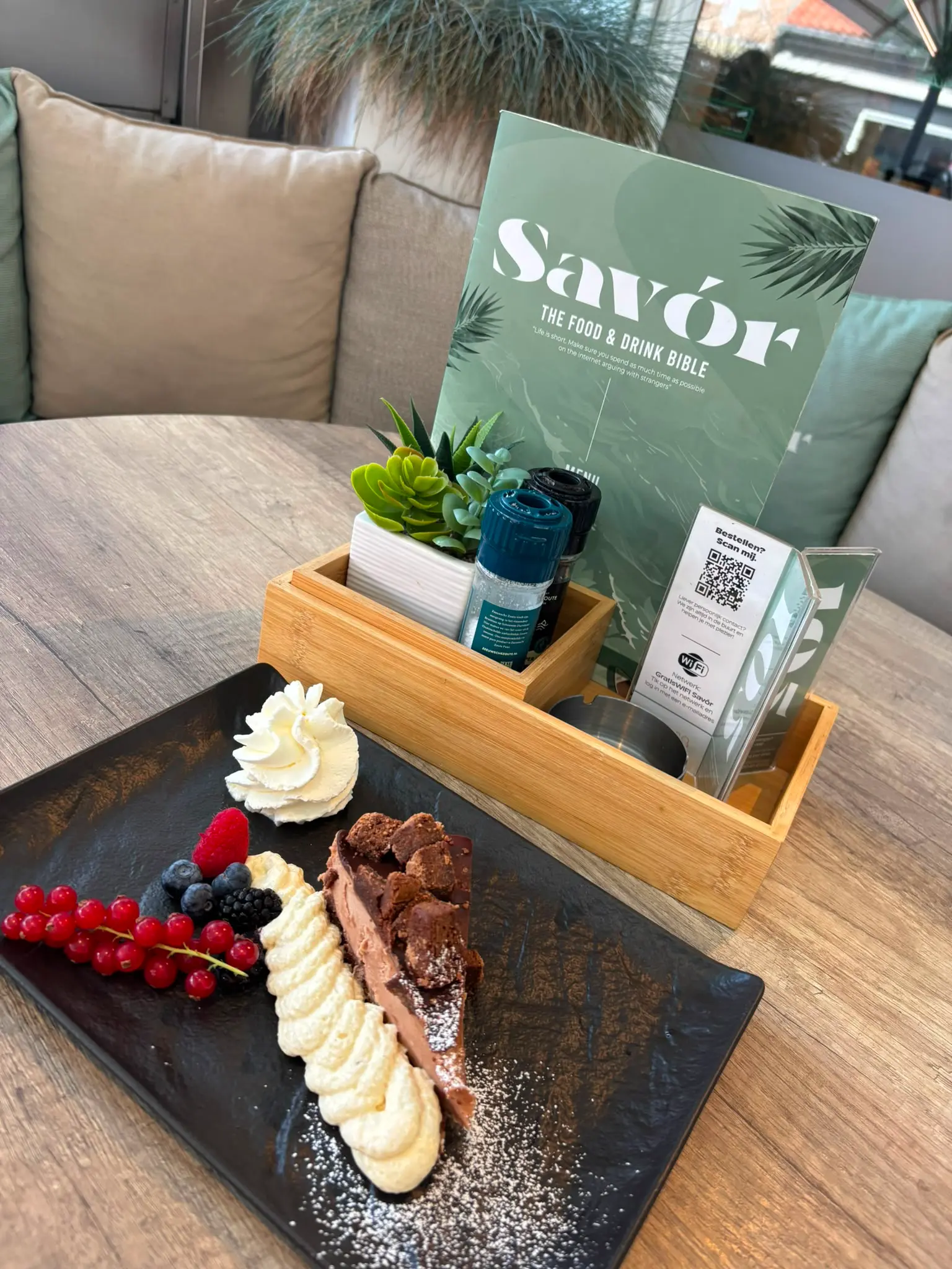 Chocoladetaart met slagroom en rood fruit