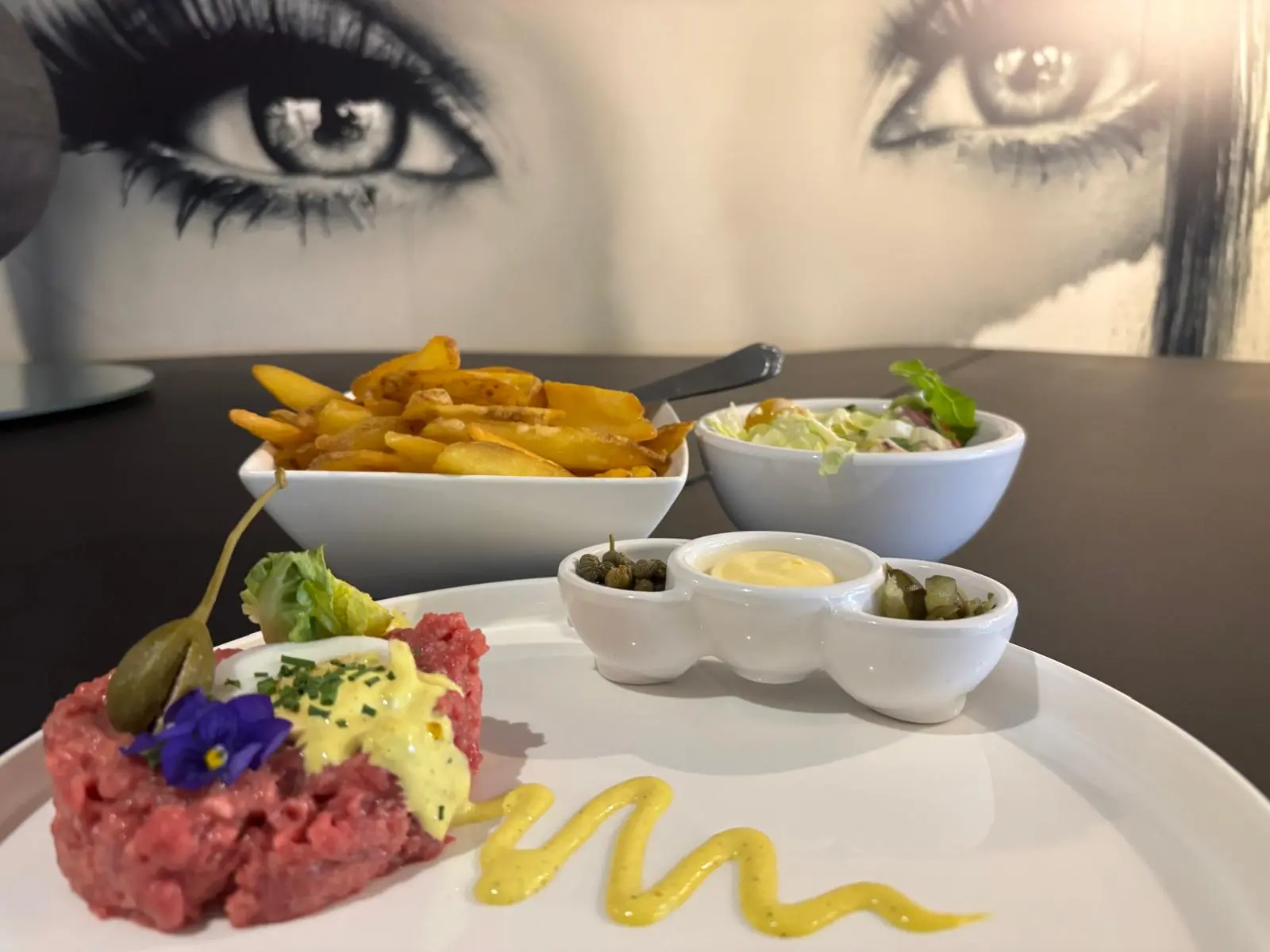 Steak tartaar met friet en salade