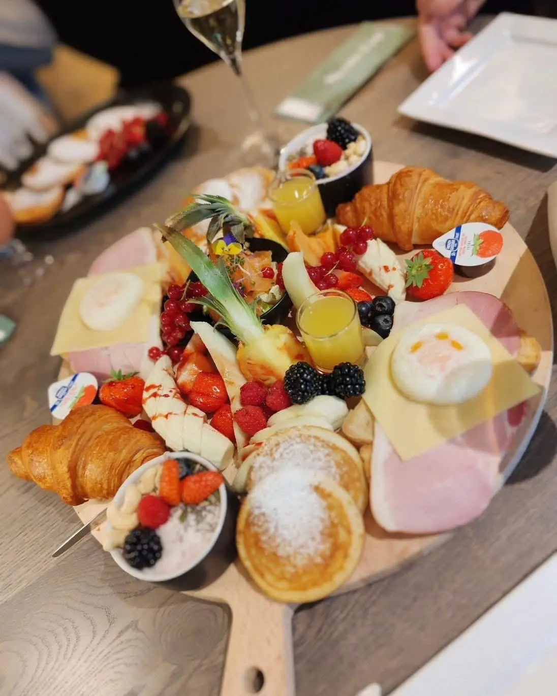 Ontbijtplank met croissants, fruit en ei