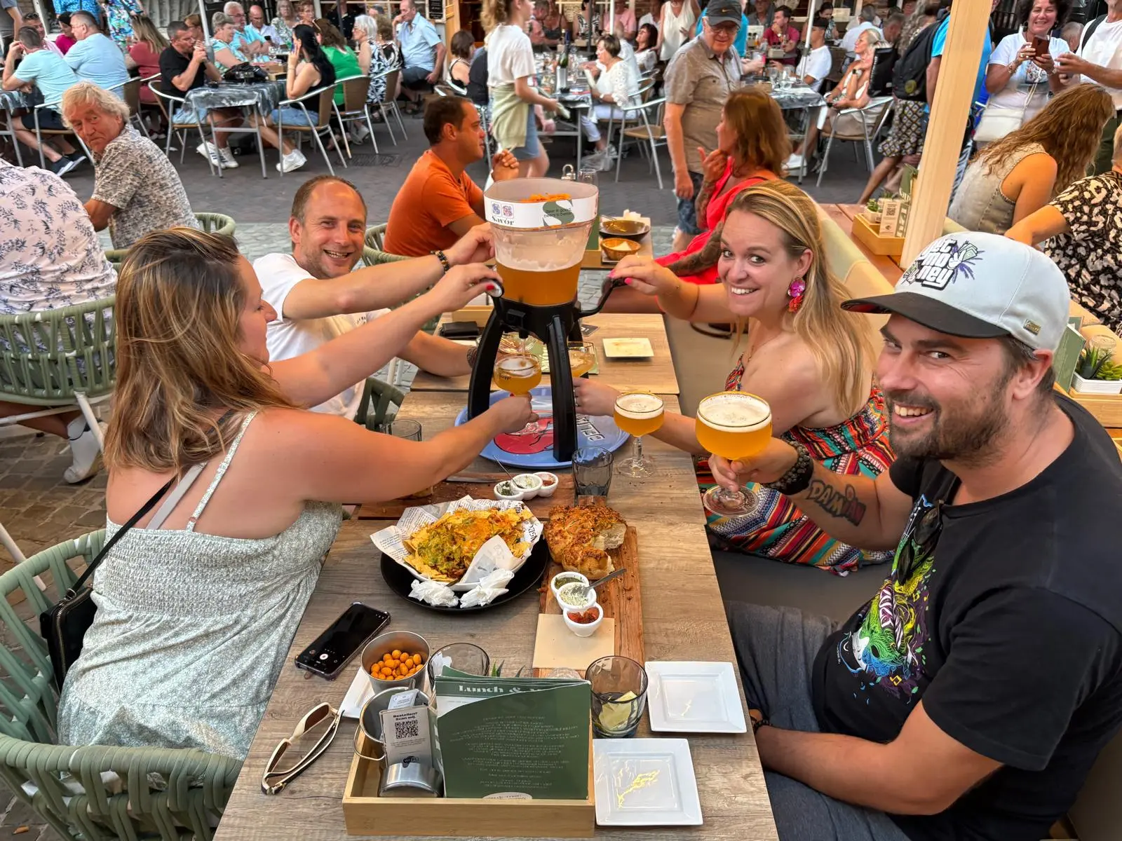 Gezellig samen aan tafel op het plein