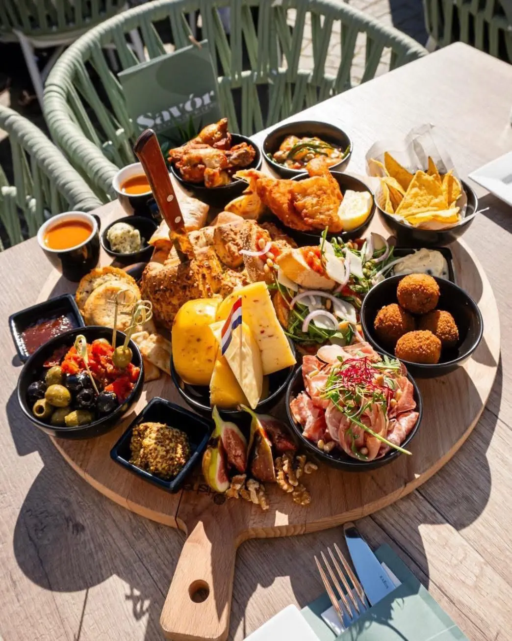 Uitgebreide tapasplank op het terras