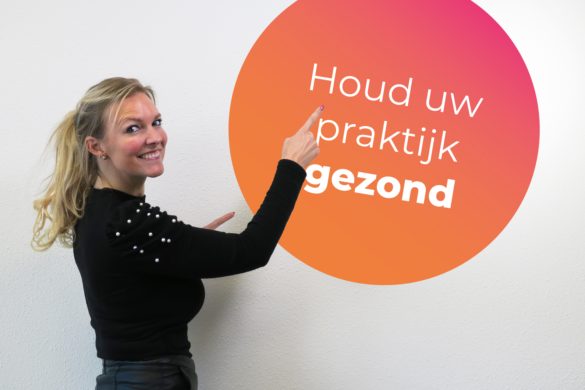 kirsten wijst naar een bord met de tekst houd uw praktijk gezond